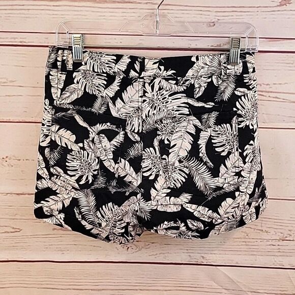 H&M | Divided Black White Palm Leaf Print Shorts - Picture 4 of 5